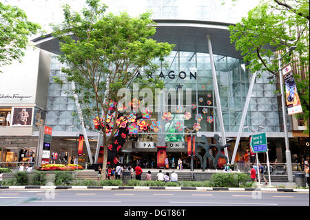 Ingresso principale, gente di fronte al complesso di Paragon, un moderno centro per lo shopping su Orchard Road, zona centrale Foto Stock