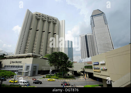 Il Pan Pacific Singapore Hotel, Centennial Tower e Millenia torre in Marina Centro, architettura degli anni ottanta e novanta Foto Stock