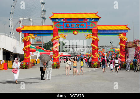 Draghi all'ingresso, decorazioni colorate per il Capodanno cinese, Marina Bay Floating Stadium, zona centrale Foto Stock