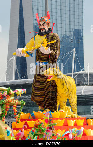 La figura con tiger, decorazioni colorate per il Capodanno cinese, Marina Bay Floating Stadium, zona centrale Foto Stock