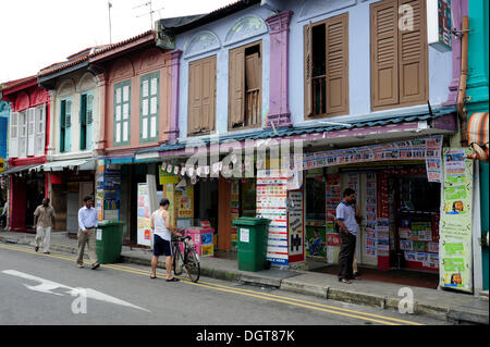 Negozi lungo Serangoon Road nel quartiere indiano, Little India, zona centrale, il quartiere centrale degli affari, a Singapore, in Asia Foto Stock