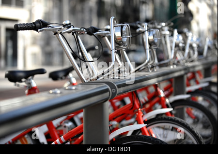 Noleggio di biciclette sono visti in una stazione di velo Foto Stock