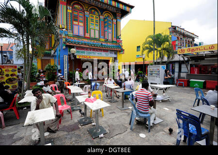 Caffetteria in un quadrato, vecchia Palazzina Cinese, casa di Tan Teng Niah, trimestre indiana, Little India, Singapore, Asia Foto Stock