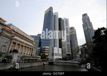 Il Fullerton Hotel sul fiume Singapore con grattacieli del quartiere finanziario, zona centrale, il quartiere centrale degli affari Foto Stock