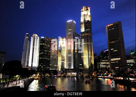 Grattacieli di notte, il fiume Singapore, skyline del quartiere finanziario, zona centrale, il quartiere centrale degli affari, Singapore Foto Stock