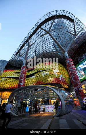 Ingresso alla stazione MRT di fronte lo Ion Orchard shopping center, Orchard Road, architettura moderna, zona centrale Foto Stock