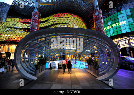 Ingresso alla stazione MRT di fronte lo Ion Orchard shopping center, Orchard Road, architettura moderna, zona centrale Foto Stock