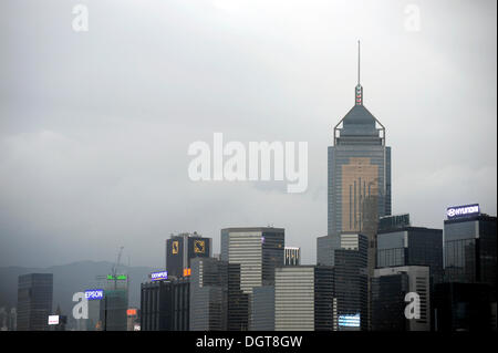 Numerosi edifici di uffici e Central Plaza, un grattacielo a Wan Chai di sera, Isola di Hong Kong, Hong Kong, Cina, Asia Foto Stock