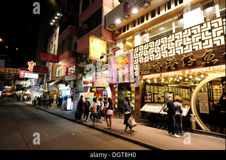 Negozi in una strada a Tsim Sha Tsui di notte, Kowloon, Hong Kong, Cina, Asia Foto Stock