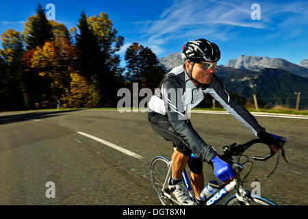 Ciclista a cavallo lungo la Obersalzbergstrasse, Monte Watzmann, Berchtesgaden, Alta Baviera, Baviera Foto Stock