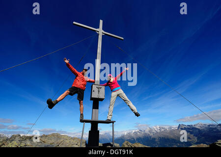 Gli escursionisti sulla vetta croce di vetta del Boeses Weibele montagna nel gruppo Defregger, carniche, Dolomiti di Lienz superiore Foto Stock