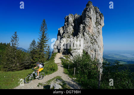 Mountain biker di fronte Staffelstein, monte Kampenwand, Chiemgau, Alta Baviera, Baviera Foto Stock