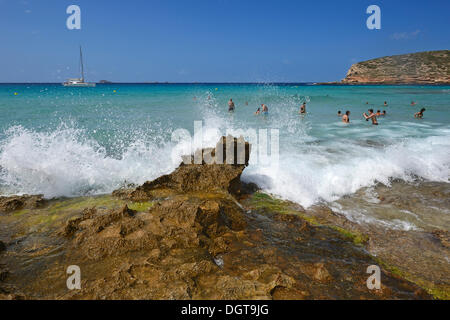 I turisti in acqua, Cala Comte, Platges de Comte, Ibiza, Pitiusic isole o isole di pino, isole Baleari, Spagna, Europa Foto Stock