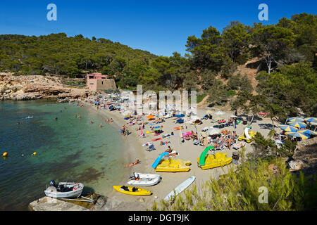 I turisti sulla spiaggia, Cala Salada, Ibiza, Pitiusic isole o isole di pino, isole Baleari, Spagna, Europa Foto Stock