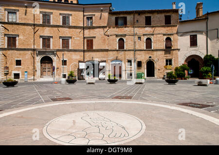 La piazza del municipio, Montefalco, Italia Foto Stock