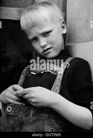 Giovane ragazzo indossa lederhosen, tradizionali pantaloni di cuoio, circa 9 anni, la Germania Est, intorno al 1972 Foto Stock