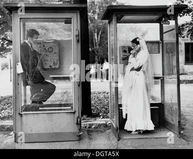 Coppie in viaggio di nozze in un pubblico cabina telefonica, circa 1984, Lipsia, Sassonia, Repubblica democratica tedesca, la Germania orientale, Europa Foto Stock