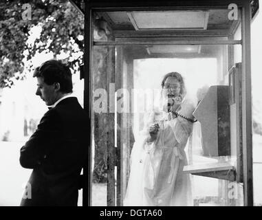 Ouple nozze in un pubblico cabina telefonica, circa 1984, Lipsia, Sassonia, Repubblica democratica tedesca, la Germania orientale, Europa Foto Stock
