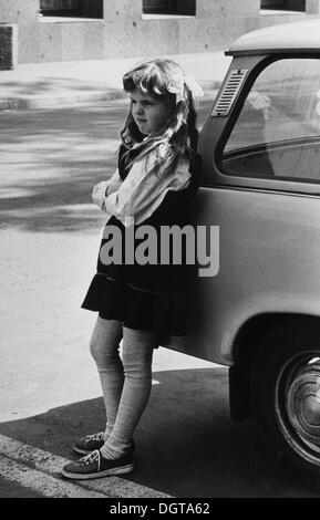 Ragazza con una Trabant 601 auto, circa 1986, REPUBBLICA DEMOCRATICA TEDESCA, la Germania orientale, Europa Foto Stock