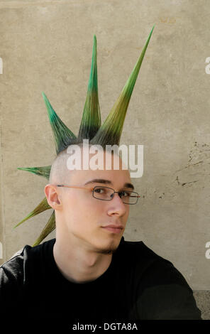 Giovane con un punk acconciatura, Mohawk, mohicano, Wave Gothic Treffen music festival, Lipsia, Sassonia Foto Stock