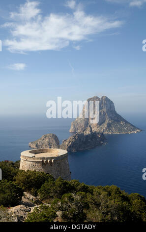 Torre del Pirata e le isole di Es Vedranell e Es Vedra, Ibiza, Pityuses, isole Baleari, Spagna, Europa Foto Stock