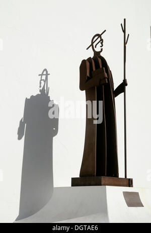 Opera d'arte, metallo la figura di un ministro di fronte alla chiesa di Sant Joan de Labritja, Ibiza, Pityuses, isole Baleari, Spagna Foto Stock