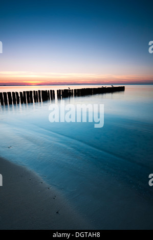 Una lunga esposizione colpo su scogliera sul mare Baltico litorale Foto Stock