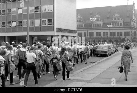 Giovani marciando attraverso Lipsia, Tedesco orientale la ginnastica e lo sport del Festival della RDT, Lipsia, Germania orientale, 1983 Foto Stock