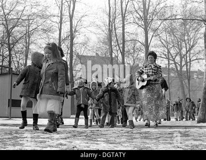Sfilata di Carnevale di un asilo infantile classe, Leipzig, Germania orientale, circa 1976 Foto Stock