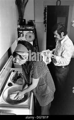 Coppia giovane facendo il lavaggio fino a Leipzig, Germania orientale, storico ancora intorno 1978 Foto Stock