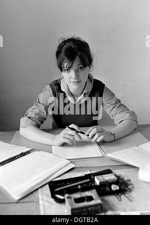 Giovane donna in ufficio, Lipsia, Germania orientale, storico ancora intorno 1975 Foto Stock