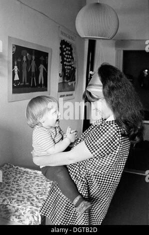 La madre e il bambino a casa, Lipsia, Germania orientale, storico ancora intorno 1978 Foto Stock