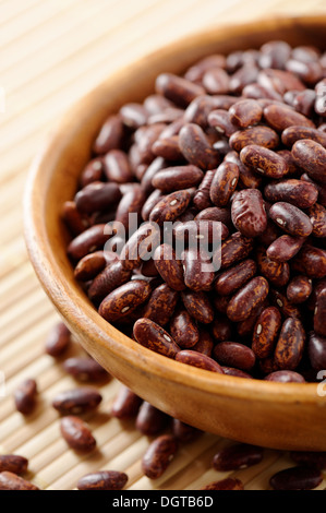 Ciotola di legno pieno di colore rosso screziato i fagioli borlotti Foto Stock