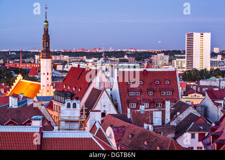 Skyline di Tallinn, Estonia presso la vecchia città. Foto Stock