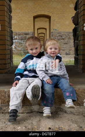 Fratelli, fratello di 3 anni, sorella di 2 anni Foto Stock