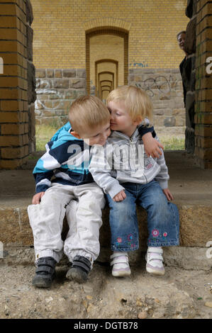 Fratelli, fratello di 3 anni, sorella di 2 anni Foto Stock