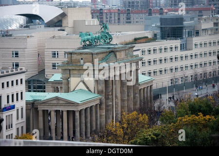 Berlino, Germania. 25 ott 2013. L'ambasciata statunitense è visto dietro la Porta di Brandeburgo dalla terrazza sul tetto del Bundestag tedesco a Berlino, Germania, 25 ottobre 2013. Foto: MAURIZIO GAMBARINI/dpa/Alamy Live News Foto Stock