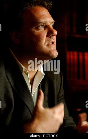 Bryn Terfel Jones CBE, il Welsh bass baritono cantante lirica cercando animato seduti in una sala da disegno. Foto Stock