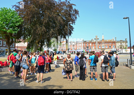 Gruppo di studenti di scuole francesi nello Strand, Exmouth, Devon, Inghilterra, Regno Unito Foto Stock