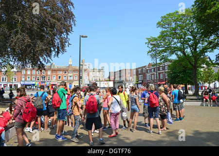 Gruppo di studenti di scuole francesi nello Strand, Exmouth, Devon, Inghilterra, Regno Unito Foto Stock