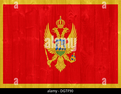 Splendida Bandiera del Montenegro dipinta su un asse di legno texture Foto Stock