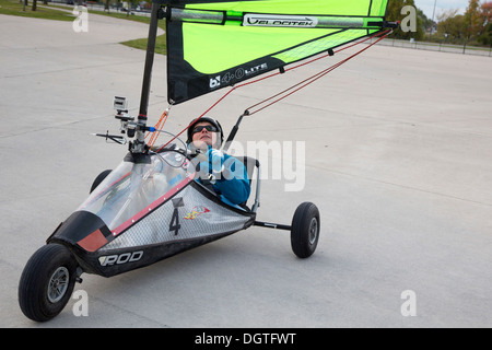 Detroit, Michigan - un uomo vele il suo tre ruote di Blokart in una area di parcheggio su Belle Isle, a Detroit il parco della città. Foto Stock