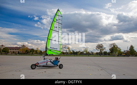 Detroit, Michigan - un uomo vele il suo tre ruote di Blokart in una area di parcheggio su Belle Isle, a Detroit il parco della città. Foto Stock