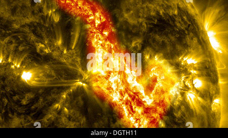 Un gigante di filamento magnetico di materiale solare erutta su sun Settembre 29, 2013. Il 200.000 miglio lungo il filamento strappato attraverso la sun di atmosfera, la corona, lasciando dietro di sé ciò che somiglia a un canyon di fuoco. L'incandescente canyon tracce il canale dove i campi magnetici tenutasi il filamento aloft prima dell'esplosione. L'immagine è stato rilasciato dalla NASA il 25 ottobre 2013. Foto Stock