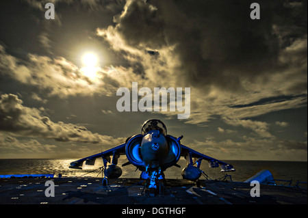 Un US Marine Corps AV-8B Harrier II aeromobili si siede sul ponte di volo dell'assalto anfibio nave USS Boxer Ottobre 20, 2013 sul Mare Arabico. Foto Stock