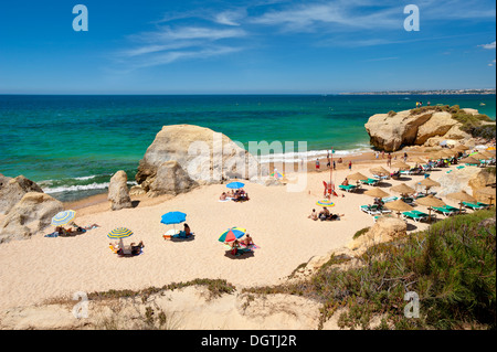 Il Portogallo, Algarve, albufeira Praia da Galé, una piccola baia Foto Stock