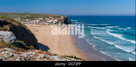 Il Portogallo, Algarve, della costa ovest del villaggio di pesca di Monte Clerigo Foto Stock