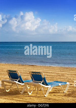 Chaise longue su una spiaggia. Foto Stock