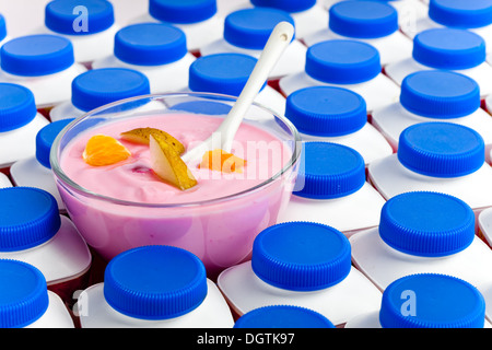 Bottiglie di yogurt con blu scuro copre Foto Stock