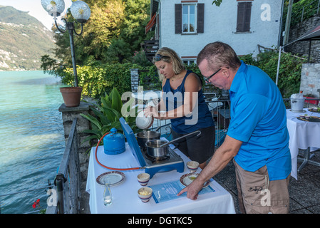 Risotto alla classe di cucina presso la Grotta di San Roco. Caprino. Il lago di Lugano. Ticino. Svizzera Foto Stock